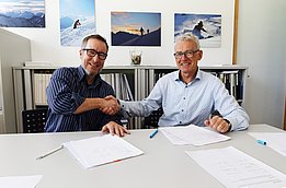SLF-Leiter Jürg Schweizer (rechts) und der neue CEO der RAMMS AG Marc Christen unterzeichnen die Verträge für das neue Spin-off. (Foto: Jochen Bettzieche / SLF)
